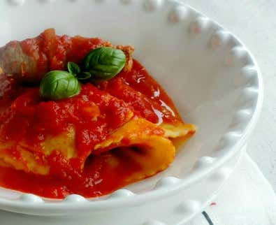Ravioloni al sugo di pomodoro con salsiccia Ravioloni al sugo di pomodoro con salsiccia