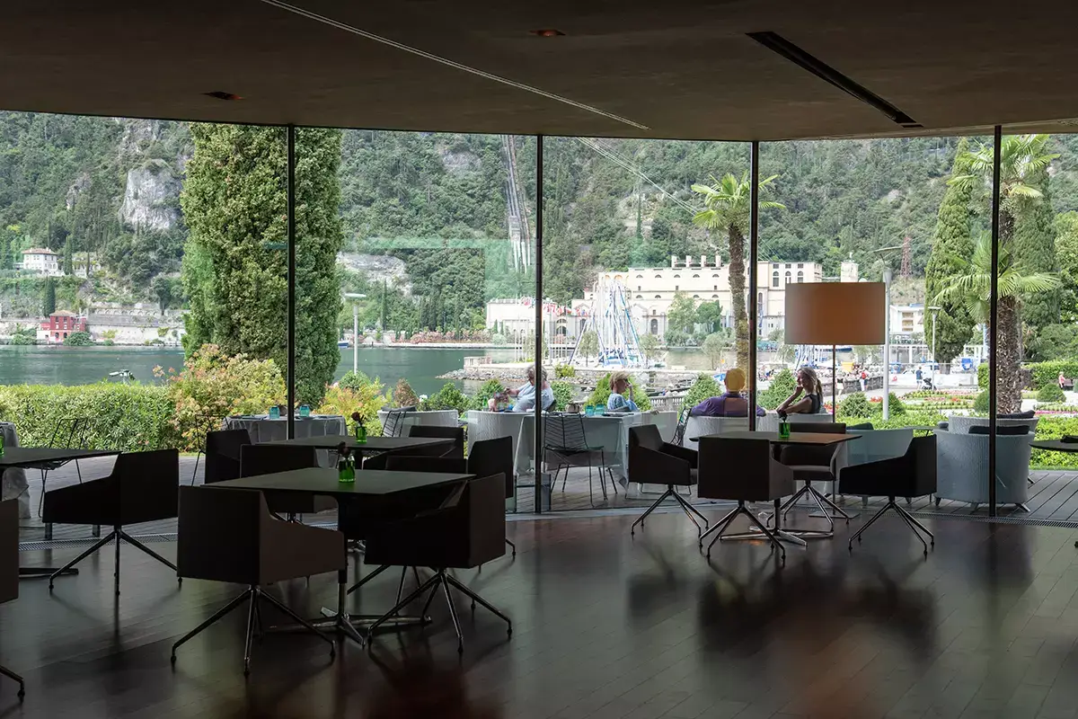 Lido Palace - Ristorante il Re della Busa. Foto: Francesca Bocchia Belle &Eacute;poque contemporanea al Lido Palace di Riva del Garda