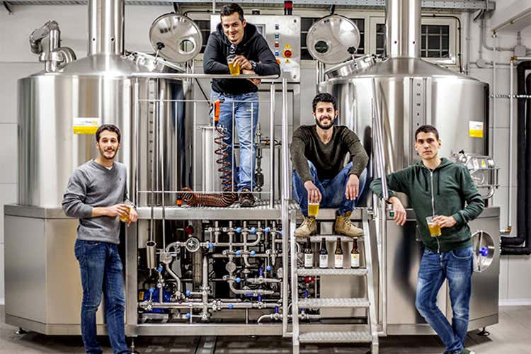 Riccardo Di Profio con la squadra al completo (Rebel’s Brewery Birre in grado di distinguersi) Riccardo Di Profio con la squadra al completo (Rebel’s Brewery Birre in grado di distinguersi)