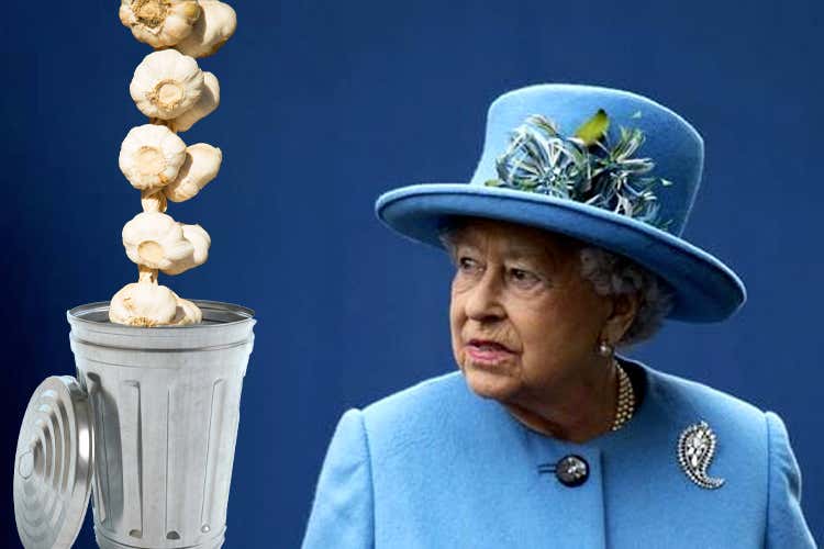 Dagli spaghetti all'aglio, i 10 cibi banditi dalla tavola dei Reali inglesi Dagli spaghetti all'aglio, i 10 cibi banditi dalla tavola dei Reali inglesi