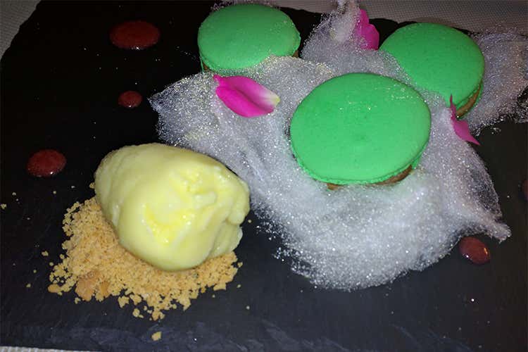 Macaron, ganache di liquirizia, sorbetto di frutta ottenuto dai frutteti della tenuta