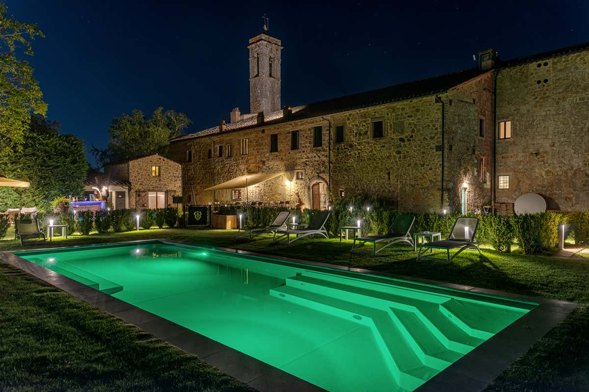 La piscina esterna riscaldata del Relais Convento San Bartolomeo