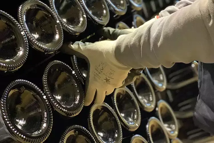 Remuage nella cantina di Baglio del Cristo di Campobello Baglio del Cristo di Campobello punta sul Metodo Classico
