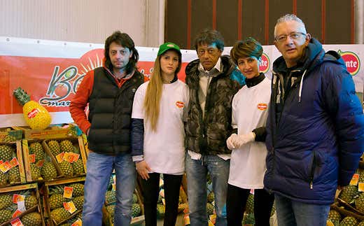 Da sinistra Renato Boffetti, Fabio Boffetti e Diego Boffetti insieme alle promoter di Del Monte