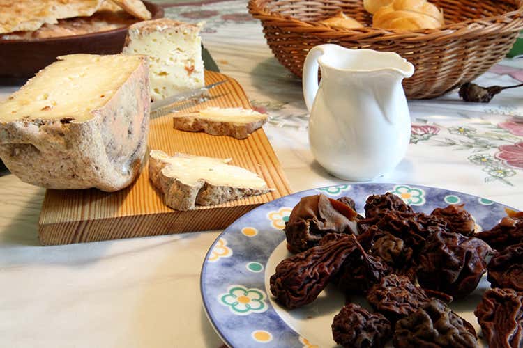 Piatti tipici locali - Vino, castagne ed escursioni La stagione nel Renon continua Piatti tipici locali - Vino, castagne ed escursioni La stagione nel Renon continua