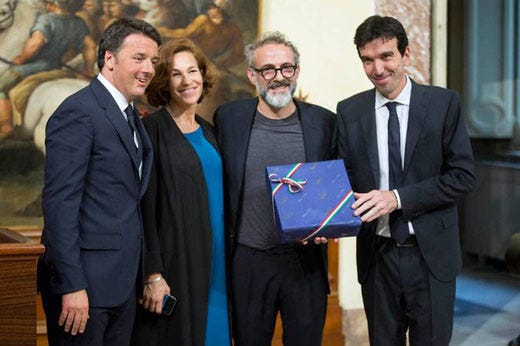 Matteo Renzi, Lara Gilmore (moglie di Massimo Bottura), Massimo Bottura e Maurizio Martina (foto: LaPresse)