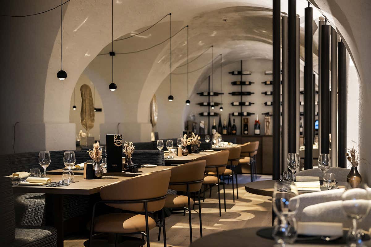 Il design contemporaneo incontra il calore della pietra e del legno al Ristorante 1280 del lussuoso Hotel Engel