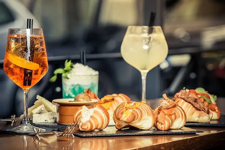 Croissant salati per l'aperitivo Mangiare al Rever di Roma Un sogno a bocca aperta