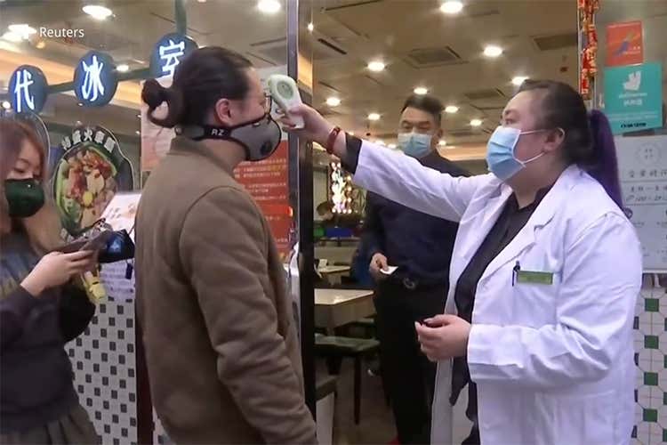 Misurazione della temperatura corporea all’ingresso del ristorante - Riapertura dei ristoranti In Cina sono bastate 6 regole Misurazione della temperatura corporea all’ingresso del ristorante - Riapertura dei ristoranti In Cina sono bastate 6 regole