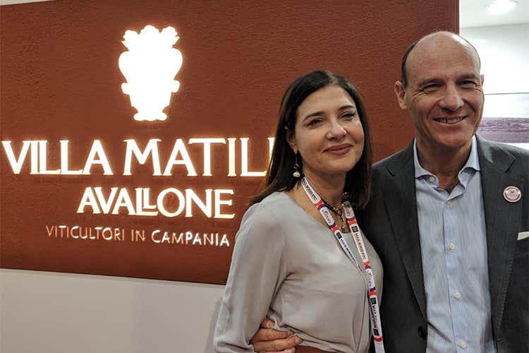 Maria Ida e Salvatore Avallone (Riassetto in casa Villa Matilde Avallone comparirà nel brand) Maria Ida e Salvatore Avallone (Riassetto in casa Villa Matilde Avallone comparirà nel brand)