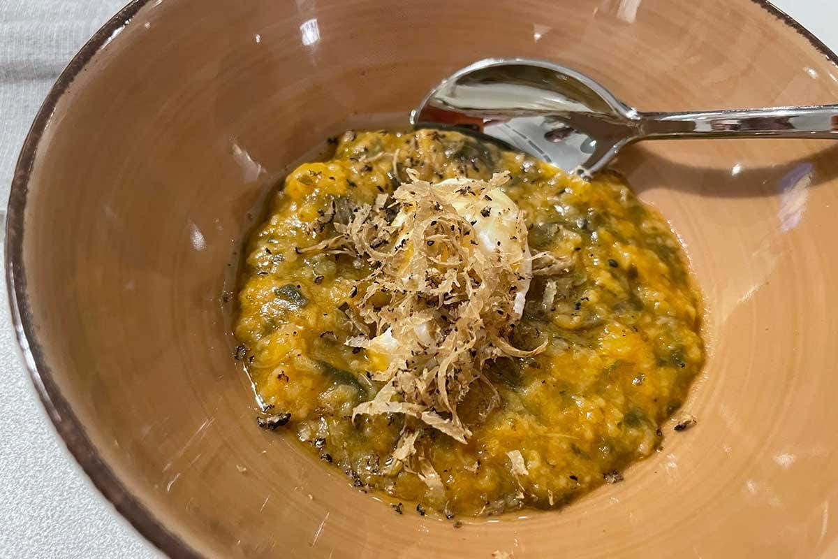 Ribollita trentina (ortaggi della val di Cresta, uovo di quaglia poché, tartufo nero del monte Baldo) Scoprire l’alta cucina attraverso la verdura grazie a Peter Brunel