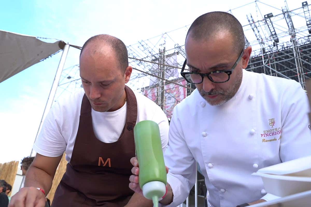 Un momento della preparazione Riccardo Monco dell'Enoteca Pinchiorri protagonista al Jova Beach Party Un momento della preparazione Riccardo Monco dell'Enoteca Pinchiorri protagonista al Jova Beach Party