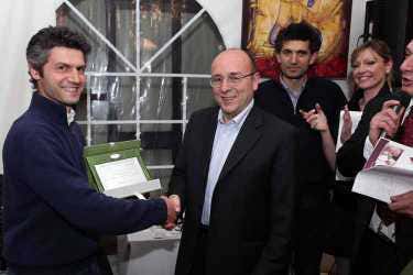 Riccardo Terrosi consegna il premio a Claudio Zeni