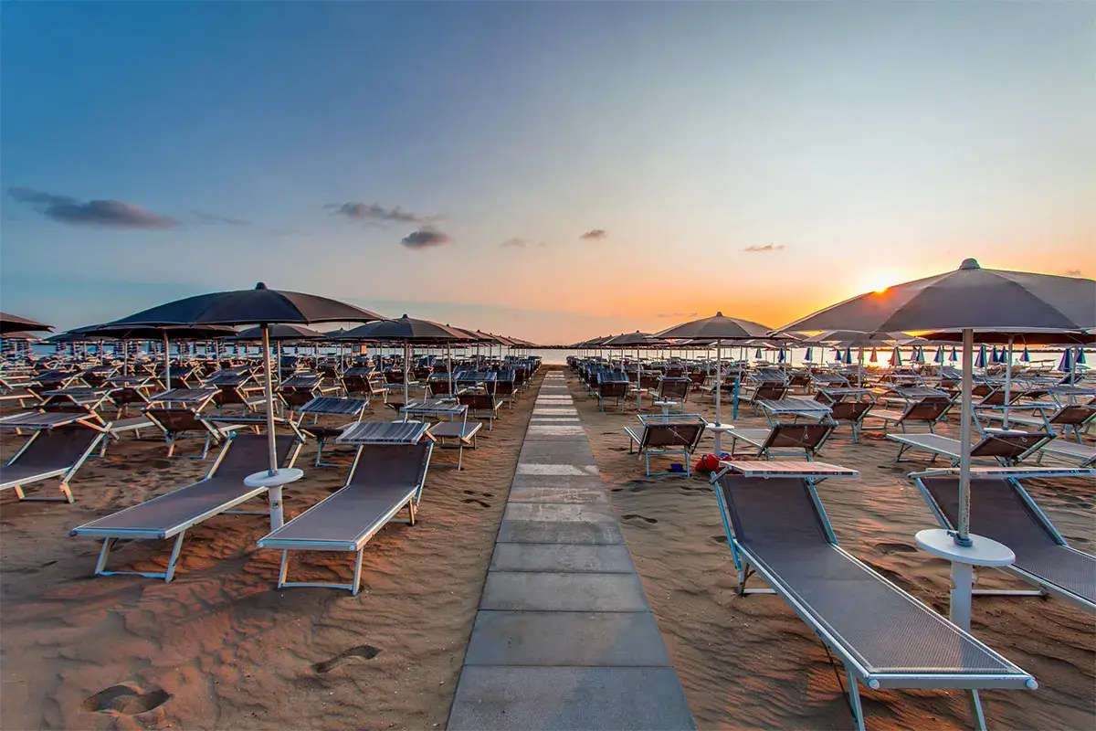 Una spiaggia attrezzata Concessioni, rabbia balneari: &ldquo;Ridateci i soldi che andiamo all&rsquo;estero&rdquo;