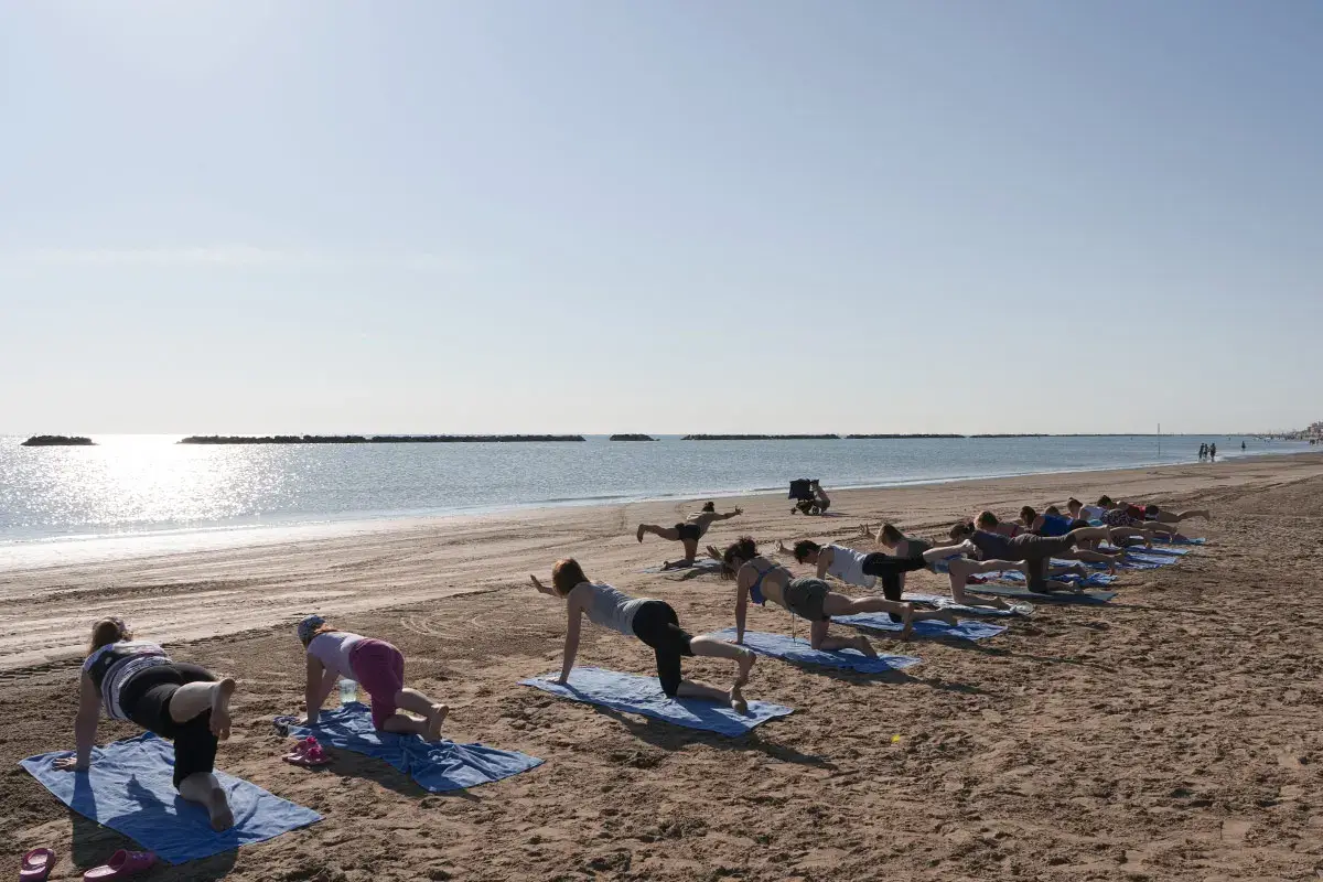 Cesenatico, lezione di yoga sul lido privato dei Ricci HotelsFoto Julien Zaccardi Yoga immersi nella natura Gli hotel si fanno avanti
