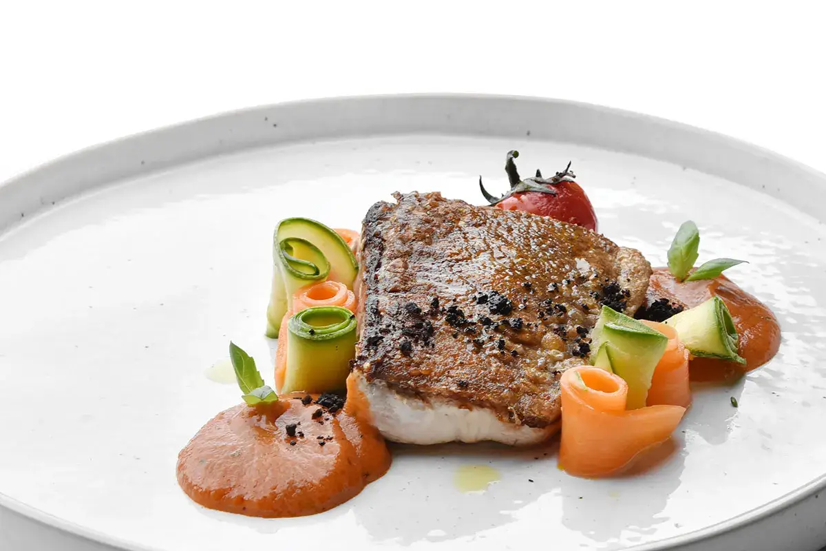 Ricciola, pappa al pomodoro e verdure marinate
