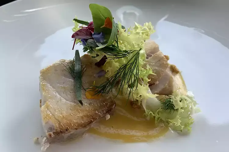 Ricciola alla brace, pomosoro giallo, taralli, erbe e fiori Terrazza Gallia inaugura l&rsquo;estate Il menu dedicato dei fratelli Lebano