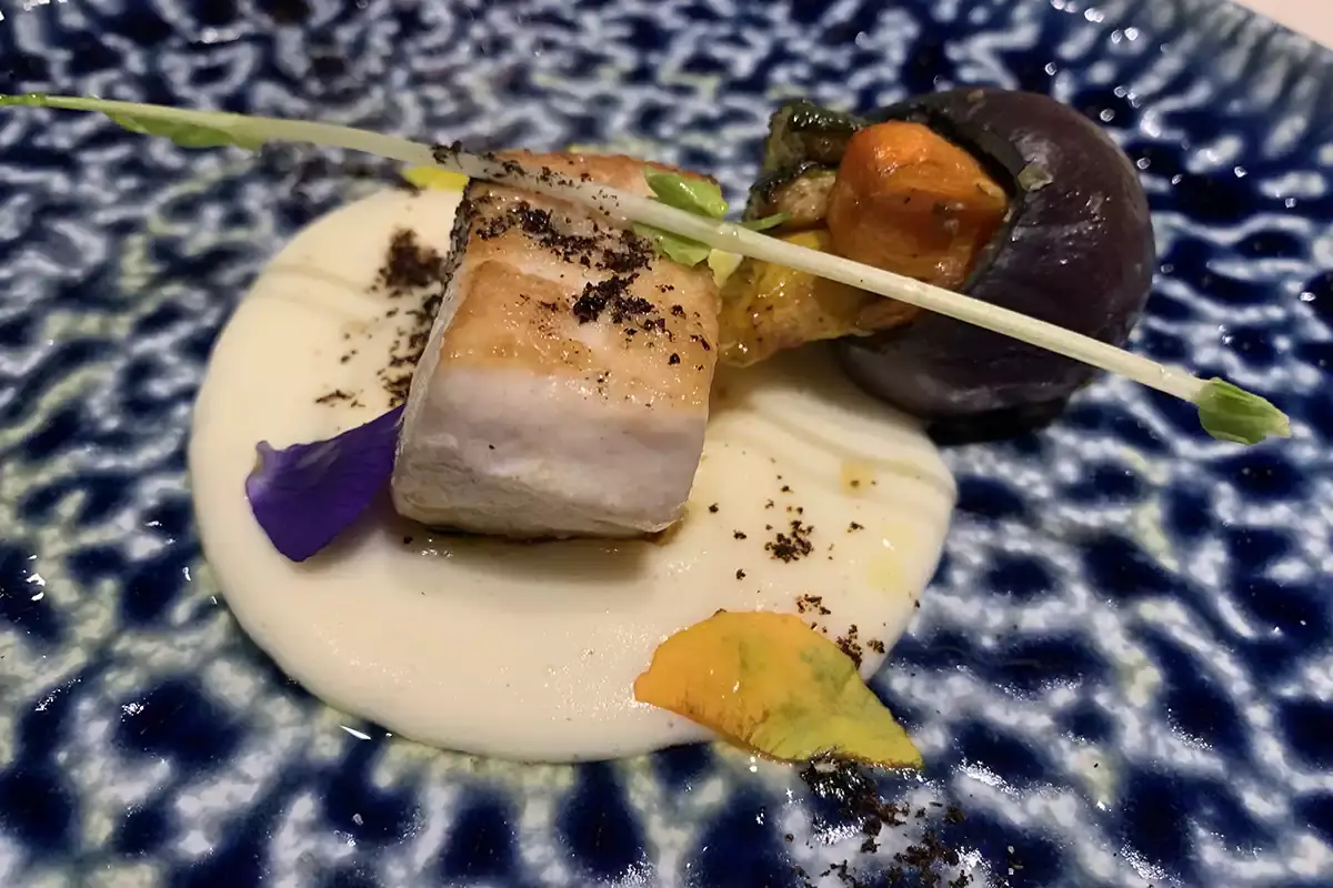 Ricciola scottata su vellutata di patate e caponata di verdure La cucina e i vini di Sicilia si incontrano a Milano