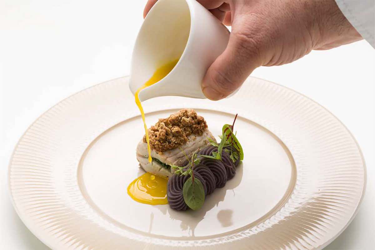 Ricciola con crumble al burro di arachidi e patata viola