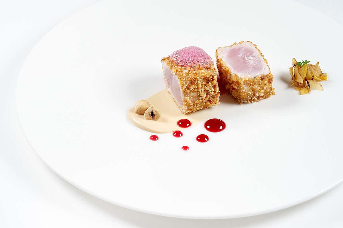 Ricciola lardellata in croccante di nocciola con variazione di ciliegie [[Giro del Golfo in otto giorni]]: il 5 stelle Lorelei Londres a Sorrento