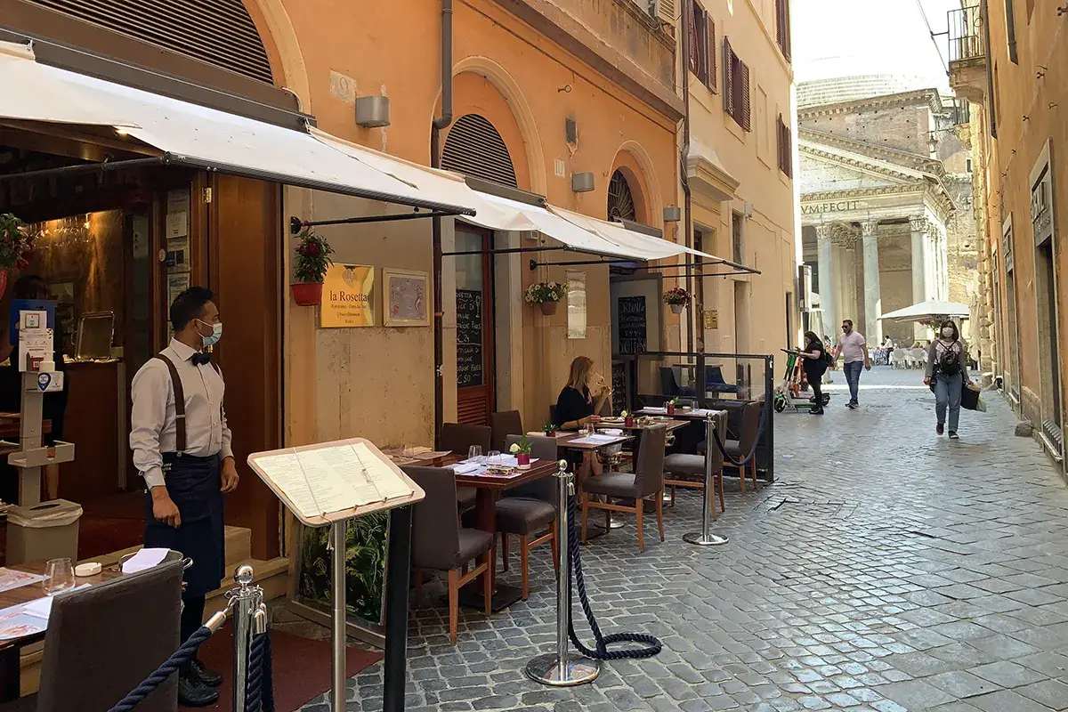 L'esterno del locale Roma, l'affondo di Riccioli: Citt&agrave; svenduta, ai ristoranti servono i turisti
