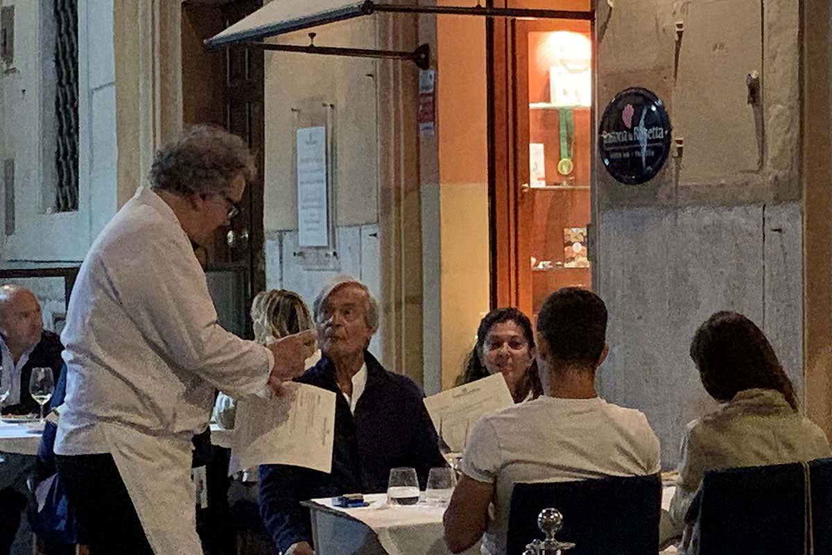Servizio al tavolo Roma, l'affondo di Riccioli: Città svenduta, ai ristoranti servono i turisti