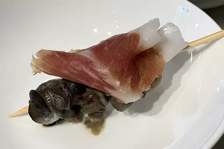 Daniel Canzian: Spiedino di lumaca con crudo La Chiocciola Metodo Cherasco sviluppa l&rsquo;economia elicoidale