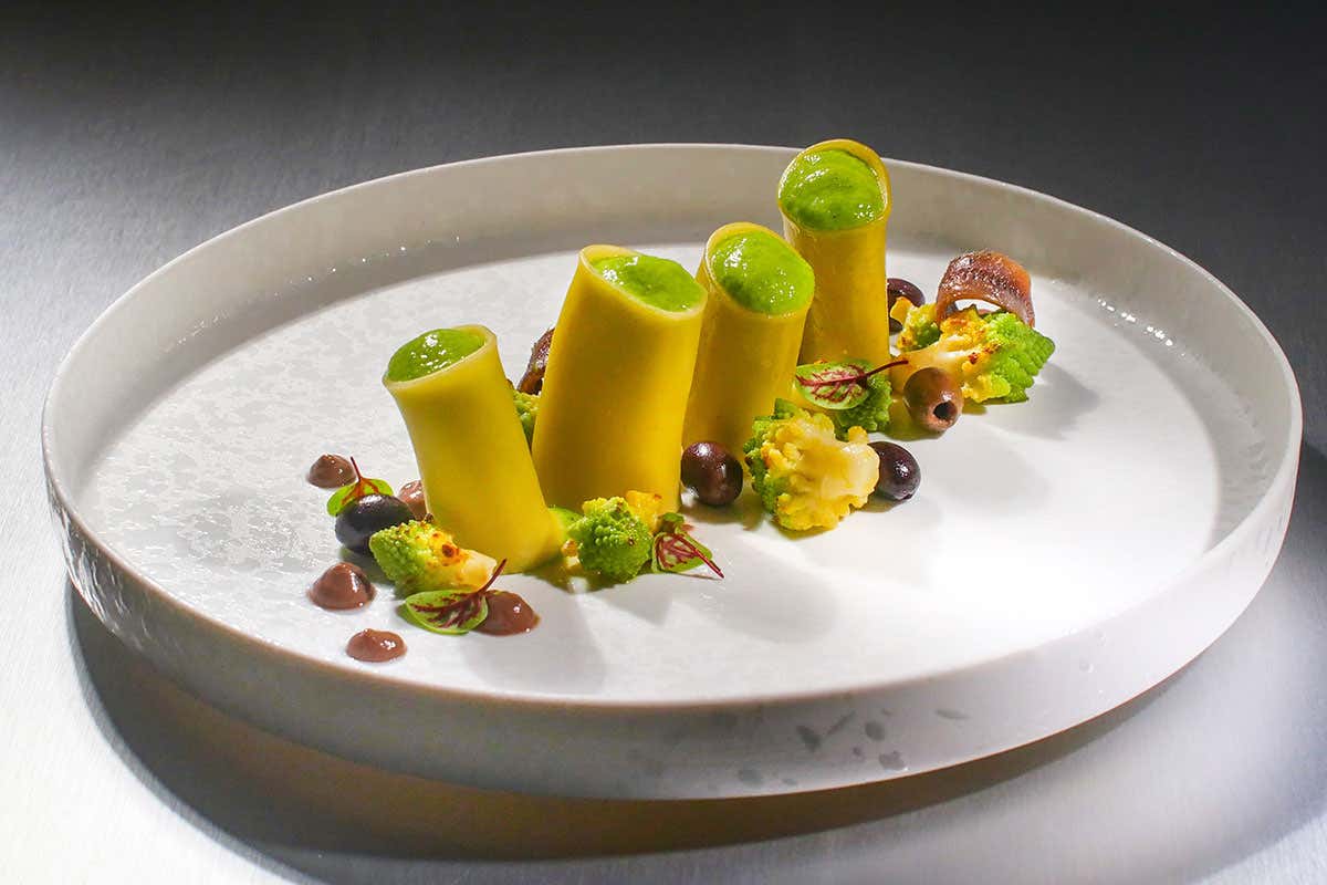 Paccheri con spuma di romanesco, olive, pepe nero e acciughe del Cantabrico di Antonio Cuomo Ricettario Bonduelle Food Service Vegetali interpretati da 10 top chef Paccheri con spuma di romanesco, olive, pepe nero e acciughe del Cantabrico di Antonio Cuomo Ricettario Bonduelle Food Service Vegetali interpretati da 10 top chef