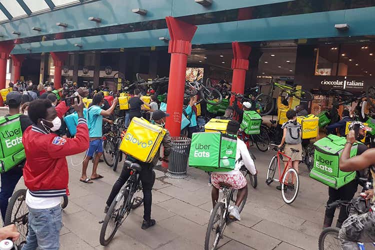 La protesta dei riders a Milano - Carrozze dedicate per le biciclette Trenord trova l'accordo con i riders