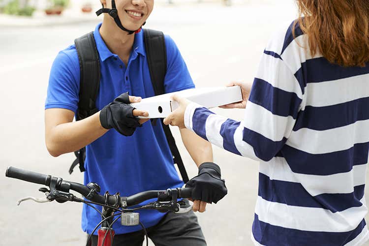 Tutele economiche e più diritti per i riders (Riders, via libera della maggioranza Tutele, diritti e lavoro subordinato)