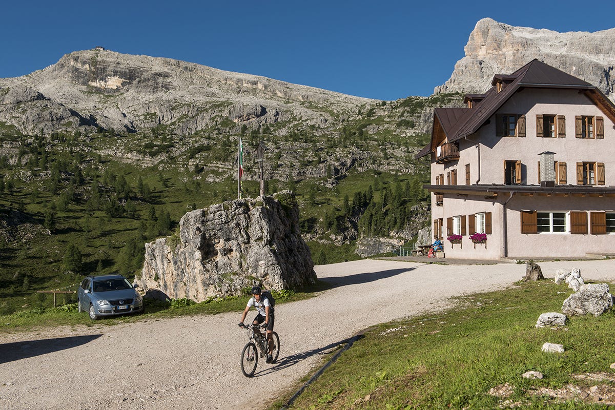 Rifugio 5 Torri Cortina Skyline: più di una semplice cabinovia, un viaggio ai limiti del Paradiso