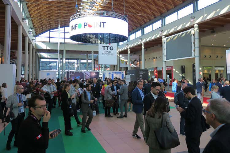 (Rimini, folla ai tre saloni del turismo Il Glamcamping tra le novità più di moda) (Rimini, folla ai tre saloni del turismo Il Glamcamping tra le novità più di moda)