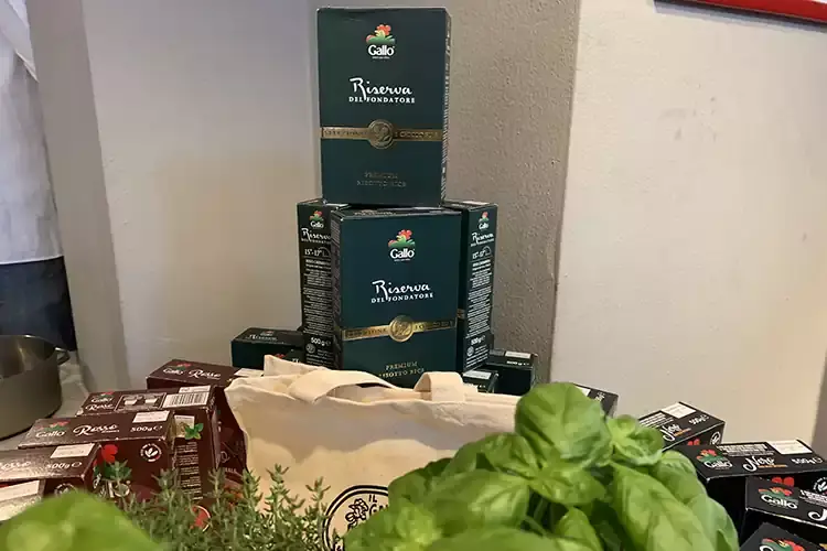 Una piramide di Riso Gallo Riso Gallo-Rossopomodoro Matrimonio nel menu estivo