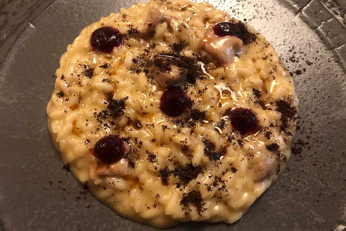 Risotto mantecato all’evo con quaglia, rapa rossa e polvere di caffè L'autunno del San Domenico, nel menu tutta l'espressività dello chef Max Mascia