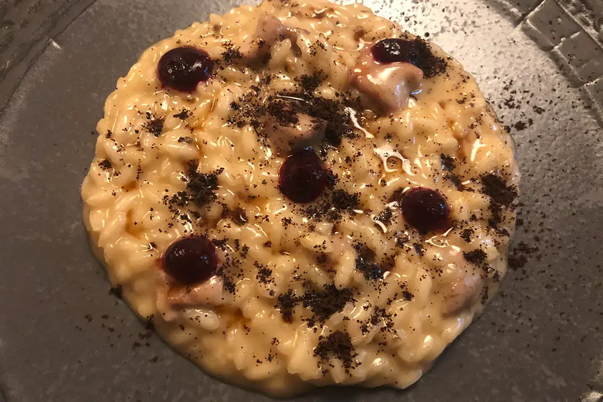 Risotto mantecato all’evo con quaglia, rapa rossa e polvere di caffè L'autunno del San Domenico, nel menu tutta l'espressività dello chef Max Mascia