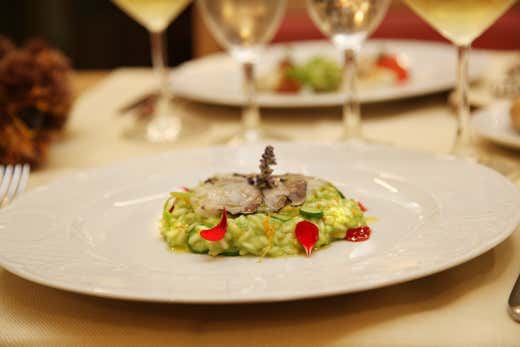 Riso al verde con fiori di zucca carpaccio di capesante e tartufo nero Riso al verde con fiori di zucca carpaccio di capesante e tartufo nero
