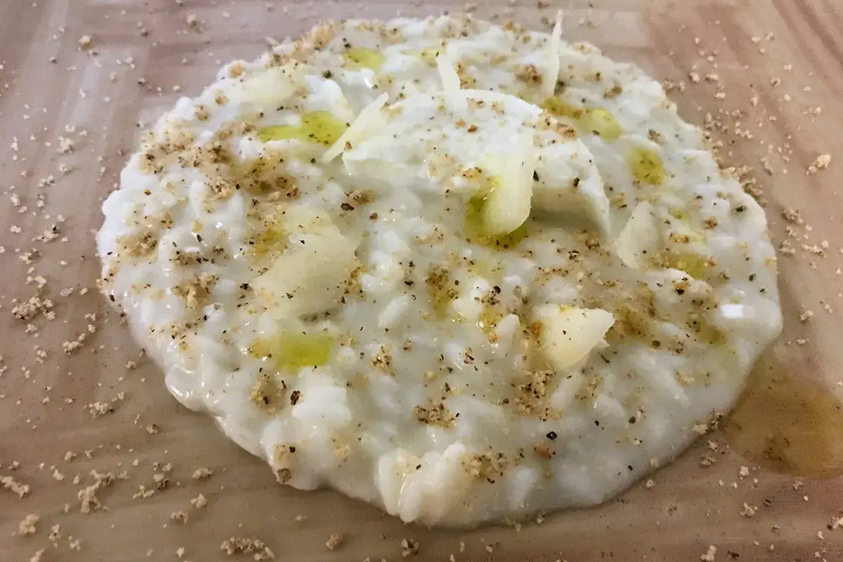 Riso mantecato alla Spressa delle Giudicarie, Mozzarella di bufala campana, pere e nocciole tostate Riso, Spressa delle Giudicarie, pere e nocciole