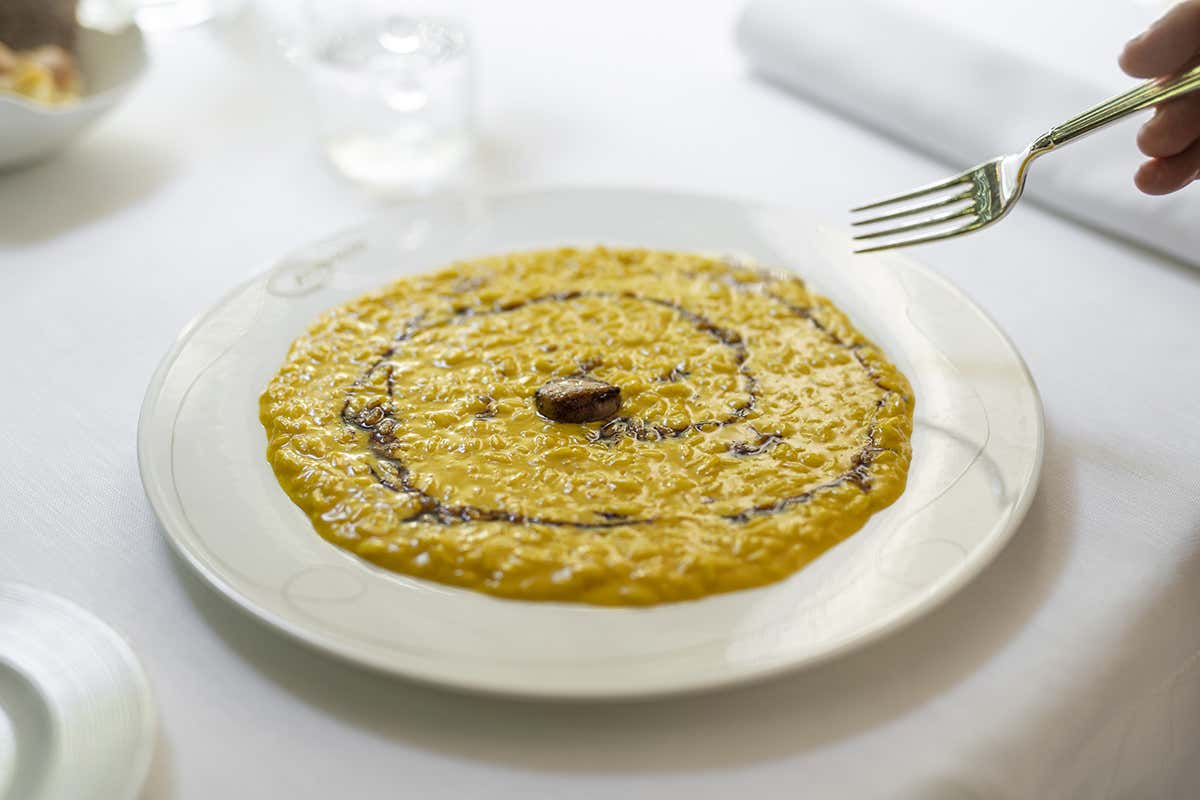 Riso selezione Carnaroli mantecato con pistilli di zafferano e caramello di vino rosso Riso selezione Carnaroli mantecato con pistilli di zafferano e caramello di vino rosso