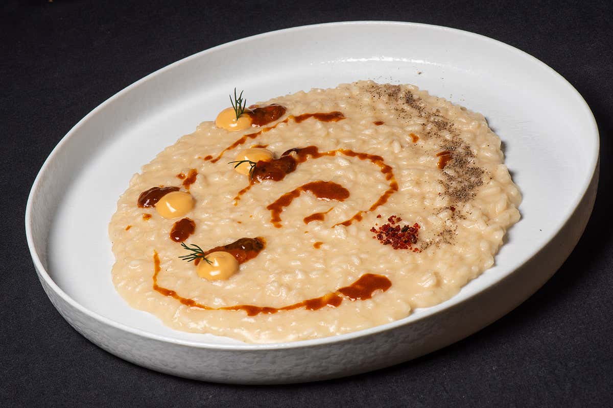 Riso Carnaroli mantecato allo Champagne e ricci di mare Ristorante Capriccio a Manerba: mamma e figlia sotto una buona stella… Michelin!