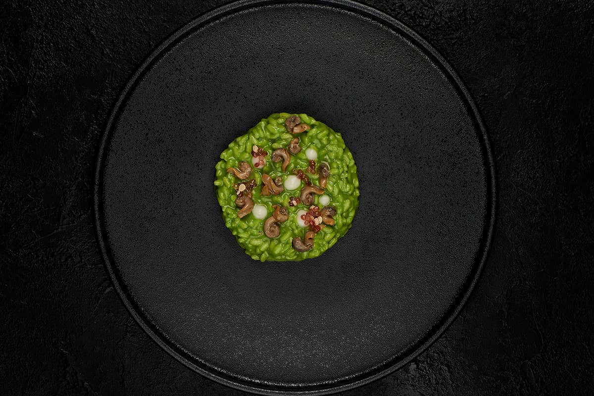 Risotto alla clorofilla di piselli Marcello Corrado alle redini del Mindful Restaurant di Villa Eden di Merano