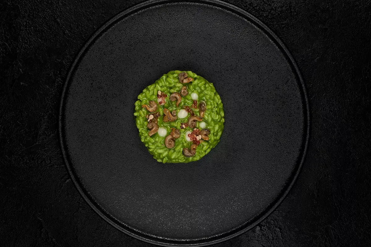 Risotto alla clorofilla di piselli Marcello Corrado alle redini del Mindful Restaurant di Villa Eden di Merano