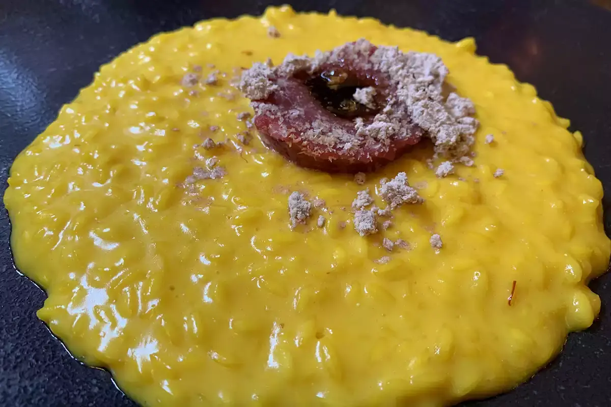 Risotto Milano-Langhe con tartare di fassona e polvere di nocciole Vallepicciola, autorevolezza in cantina