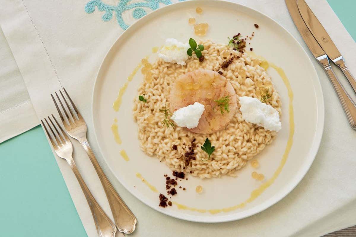 Risotto Carnaroli Ferron mantecato con Champagne, accompagnato da carpaccio di gamberi rossi del Tirreno e perle di Yuzu Cinque anni per il Bagno Alpemare. Festa al Forte con piatti signature con Champagne