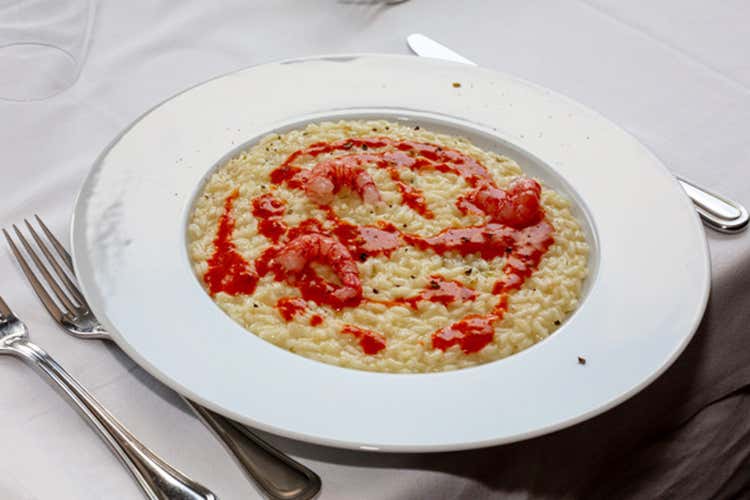 Risotto ai capperi di Pantelleria, bisque alla ’nduja, gamberi rossi di Mazara del Vallo e pepe di Sichuan