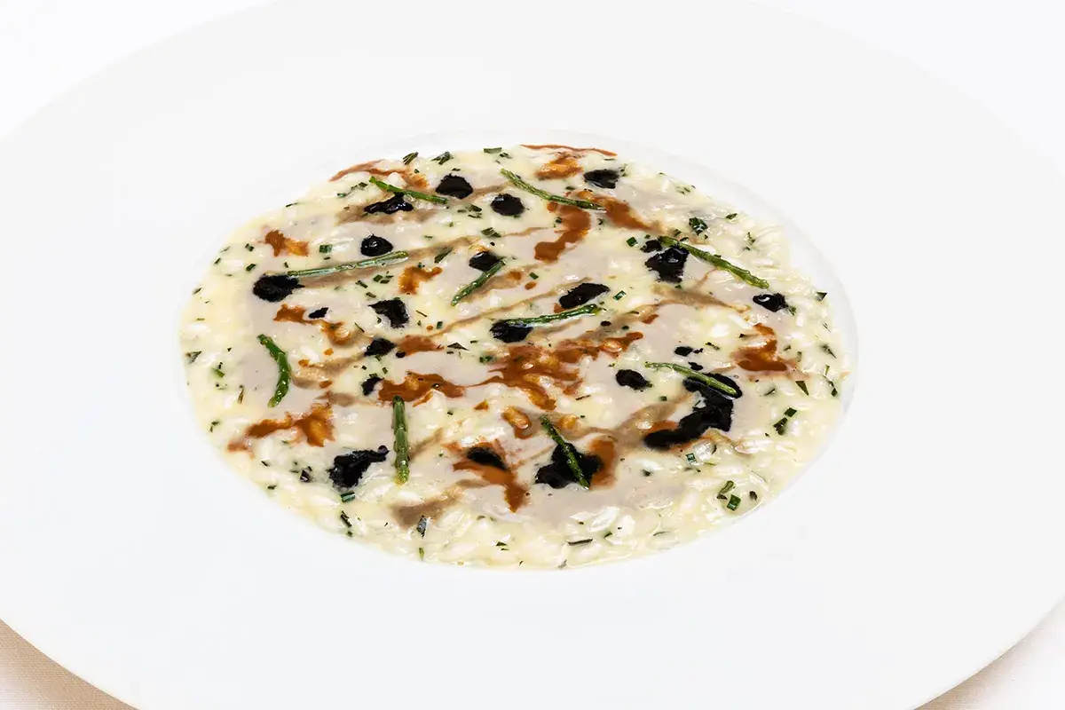 Risotto alle erbe con salsa di cozze, ricci di mare e sgombro Risotto alle erbe con salsa di cozze, ricci di mare e sgombro