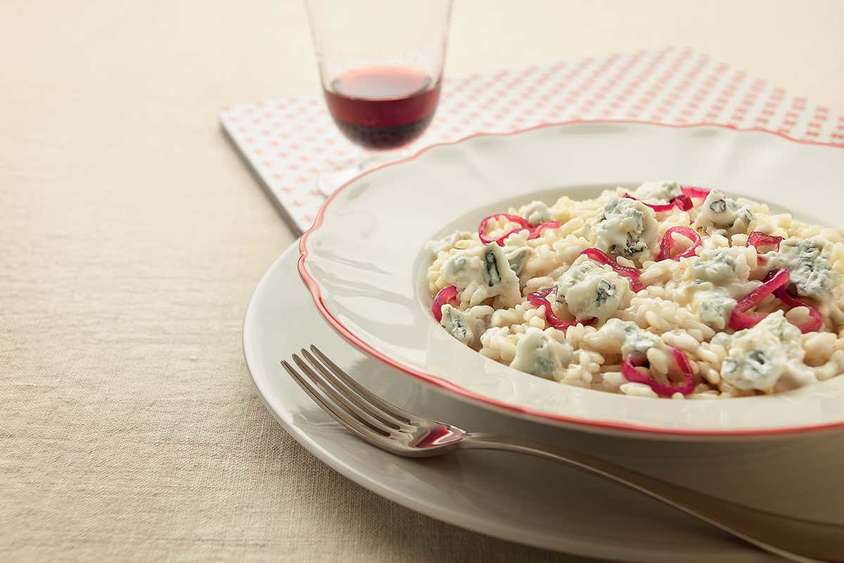 Risotto con Gorgonzola Dop e cipolle rosse caramellate Risotto con Gorgonzola Dop e cipolle rosse caramellate Risotto con Gorgonzola Dop e cipolle rosse caramellate Risotto con Gorgonzola Dop e cipolle rosse caramellate