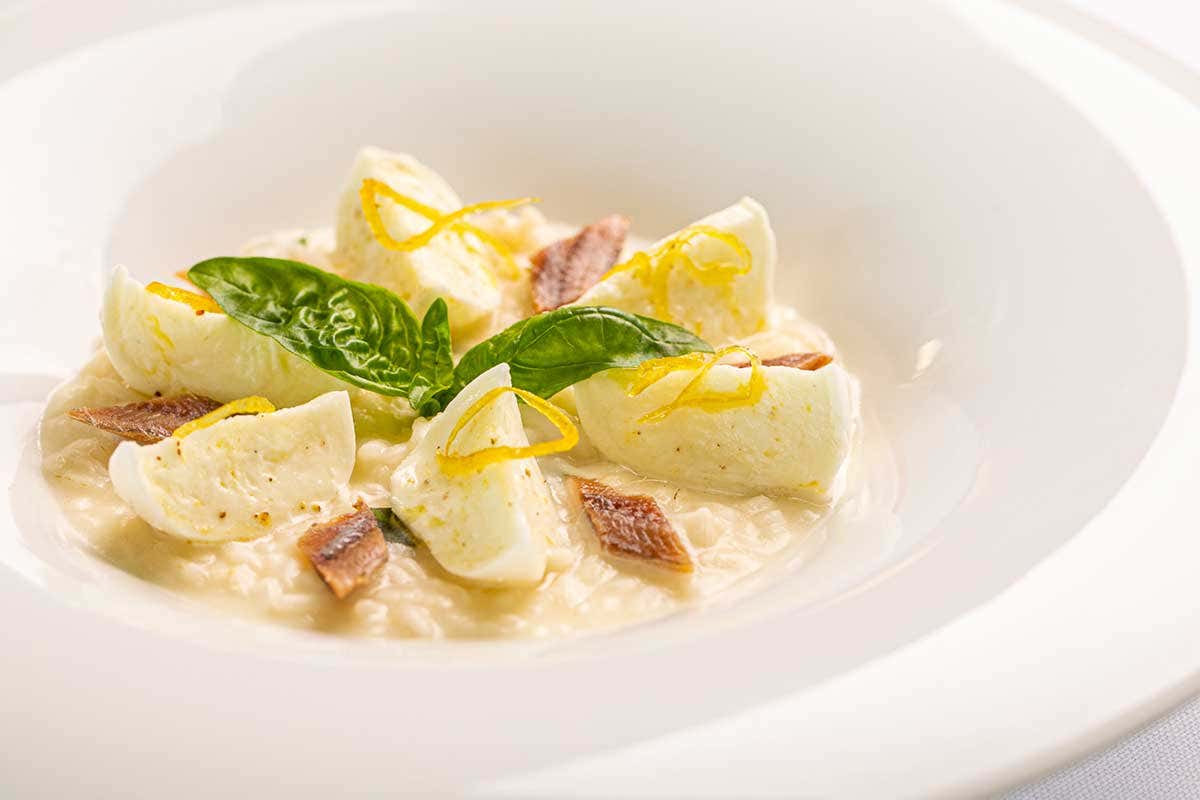 Risotto con bufala, alici di Sicilia ed essenza di limone (Credits: Alberto Blasetti) A Les Etoiles brilla la stella dell'accoglienza con la cucina circolare di William Anzidei