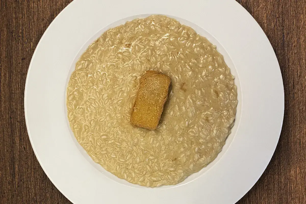 Risotto cucinato in brodo di fieno con erba somaro e foglia di Fontina Dop d&rsquo;Alpeggio fritta Risotto in brodo di fieno e foglia di Fontina Dop fritta