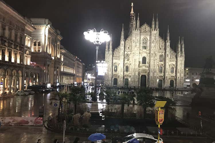 (Risotto e ossobuco con vista Duomo Il 7'S Gi&ograve; seduce turisti e milanesi)