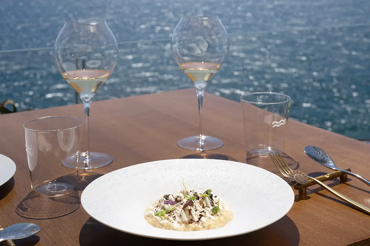 Risotto con succo di cipolla, ostriche e rafano. Foto: Luca Bylon Un tavolo sul mare: benvenuti al Caracòl Gourmet di Bacoli